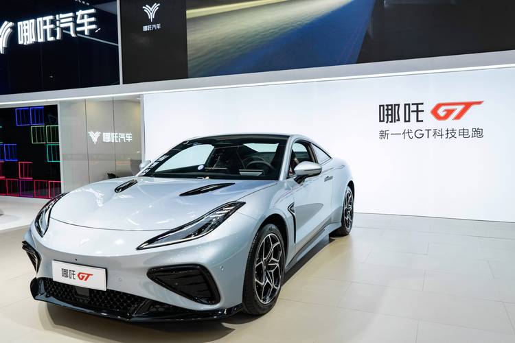 重庆230哪吒汽车在智能汽车领域的表现，领途汽车在新能源汽车市场中的影响力